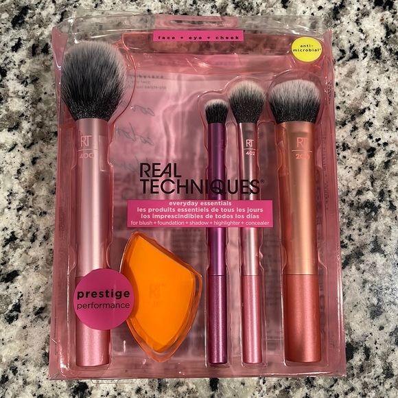 Real Techniques Other - Real Techniques Everyday Essentials Brush Kit (NEVER USED)